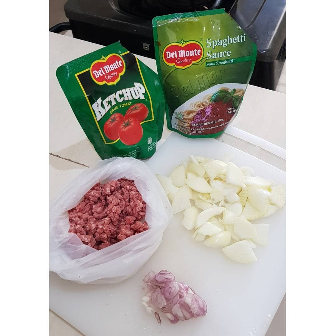 Proses pembuatan Spaghetti Bolognese di dapur pesantren