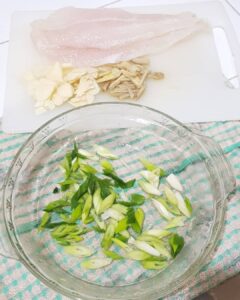 Ikan dori bawang putih dan daun bawang untuk tim ikan dori